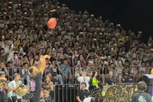 库里在重庆被川剧变脸惊艳 ，和演员过招，连连拍手称赞！